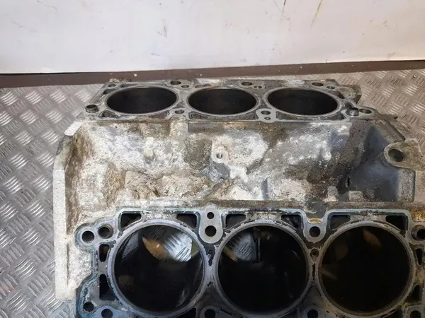 Motorblock VW ROUTAN 4.0L bensin 2008 OEM 04593586AB image 5