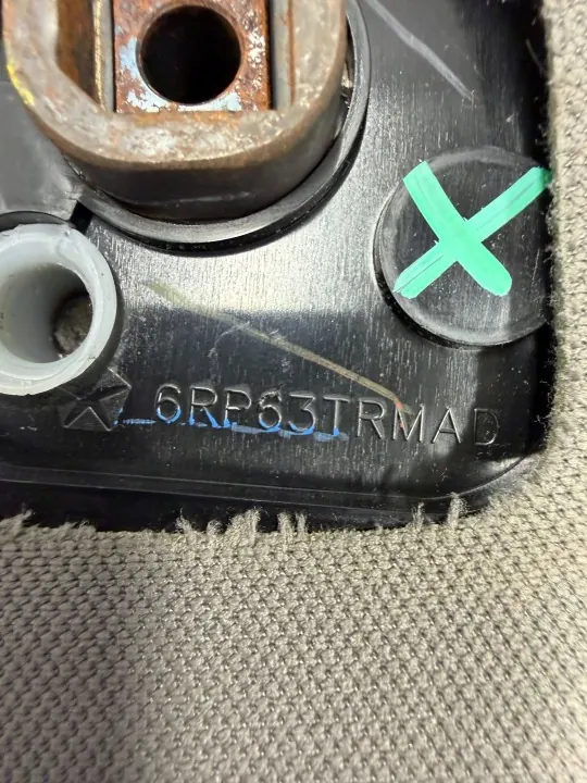 Chrysler Pacifica konsol armstöd OEM 6RP63TRMAD image 3