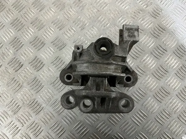 Lancia Moottorin Kiinnike OEM 51796829 Delta III 1.6 JTD image 2