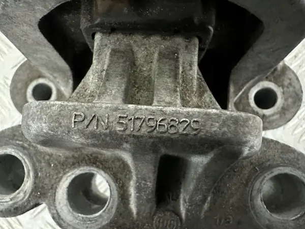 Lancia Moottorin Kiinnike OEM 51796829 Delta III 1.6 JTD image 3