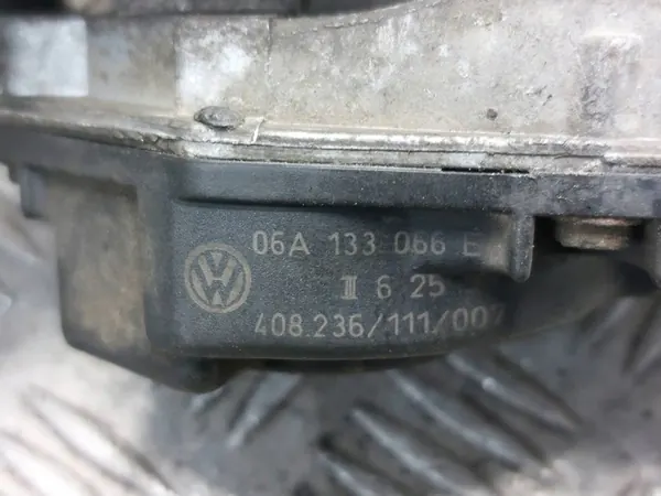 Corpo de Aceleração Volkswagen Bora I 2.0 8V OEM 06A133066E image 2