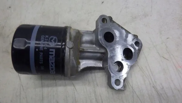 Mazda OE PE0114302B Öljynsuodatinpohja - Käytetty image 3