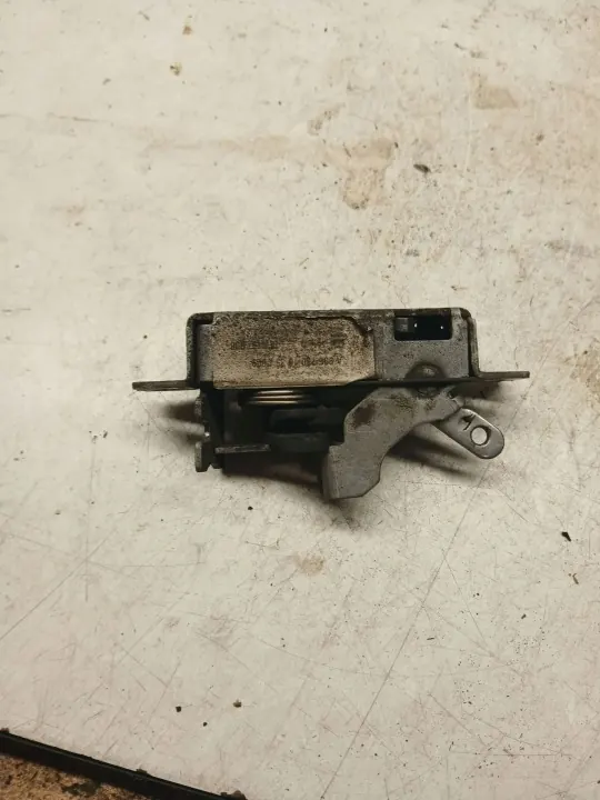 Mercedes-Benz C W202 Gâche de serrure OEM 0067801635 image 2