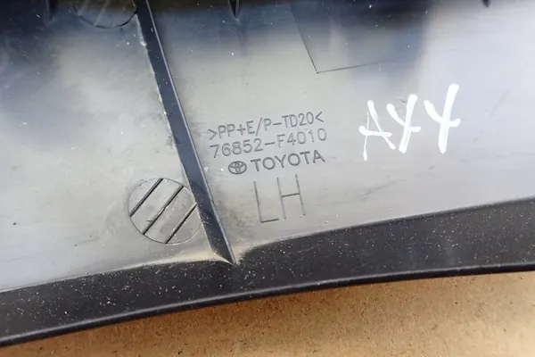 Toyota C-HR Etuvasen Puskuri Koriste 76852F4010 LH OE image 7