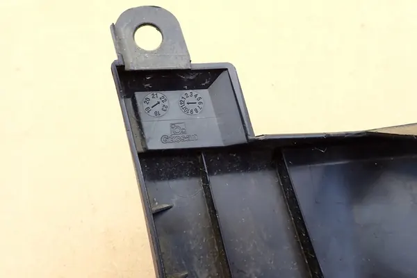 Toyota C-HR Etuvasen Puskuri Koriste 76852F4010 LH OE image 8