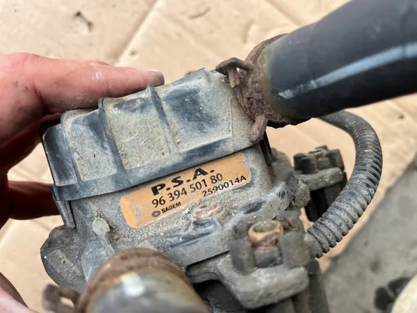 Pompe à air secondaire OEM 9639450180 pour Citroen C5 image 3