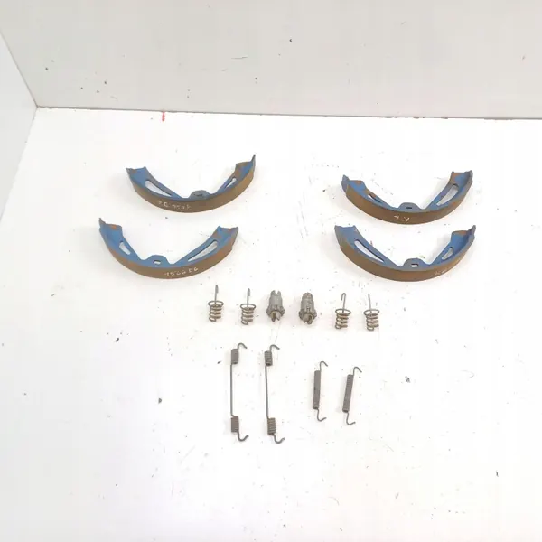 Porsche Taycan handbromsbelägg OEM MAM71607 image 2