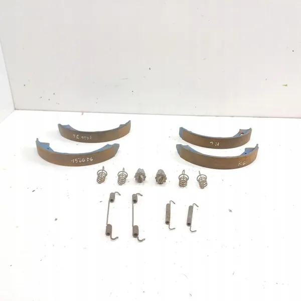 Porsche Taycan handbromsbelägg OEM MAM71607 image 3