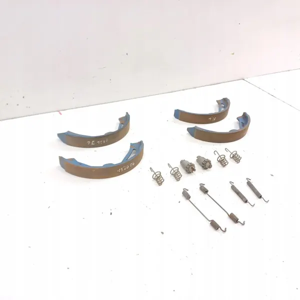 Porsche Taycan handbromsbelägg OEM MAM71607 image 4