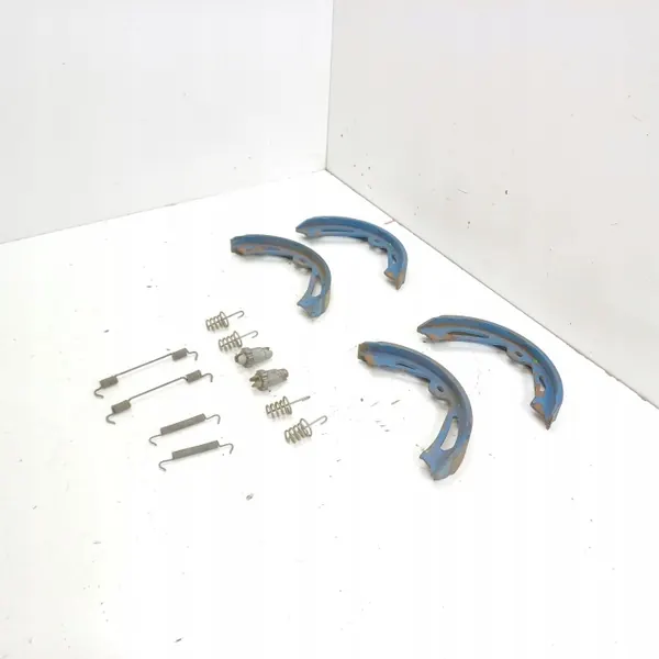 Porsche Taycan handbromsbelägg OEM MAM71607 image 5