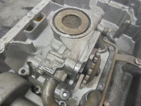 Bomba de aceite usada OEM 059103337 para Audi A4 Avant 2.5L Diesel image 3