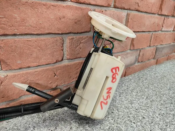 BMW E60 E61 E63 E64 N52 Brandstofpomp Drijver 6764141 image 3