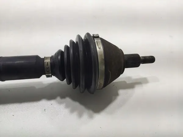 Framre höger drivaxel Audi A1 1.6 TDI 2010-2014 OEM image 3