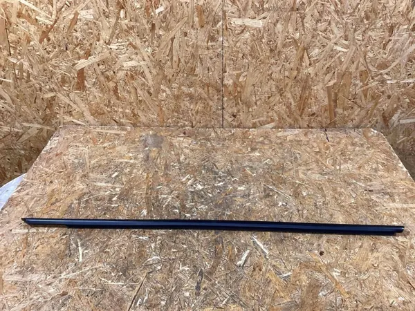 Fönstertätning höger sida Porsche 911 992 OEM 992837626C image 2