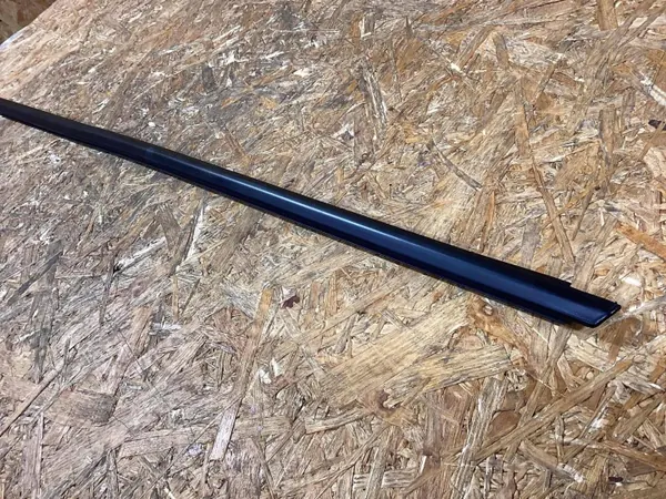 Fönstertätning höger sida Porsche 911 992 OEM 992837626C image 4