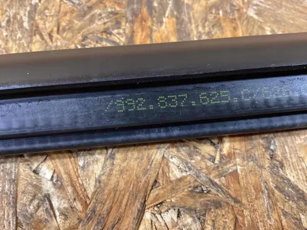 Fönstertätning höger sida Porsche 911 992 OEM 992837626C image 5
