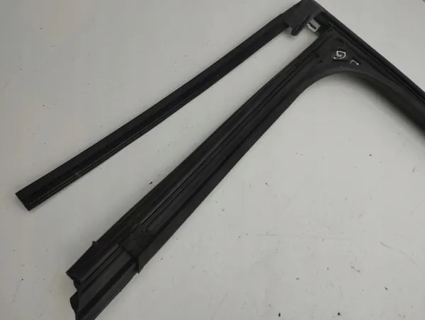 Gummipackning bakdörrsfönster höger OEM AMD141147 image 7