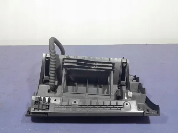Skoda Superb III Passagerarhandskfack OEM 3V1857097AQ image 4