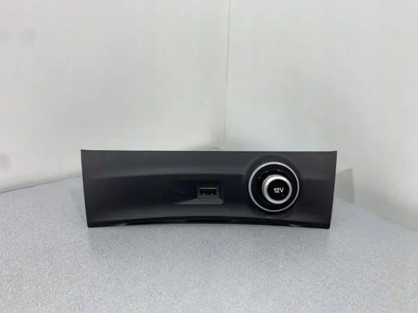Enchufe USB Alfa Romeo OEM 00505493820 - Usado image 2