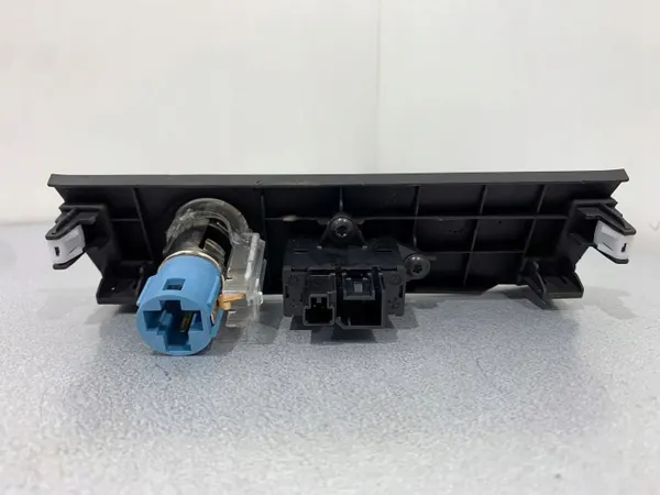 Enchufe USB Alfa Romeo OEM 00505493820 - Usado image 4