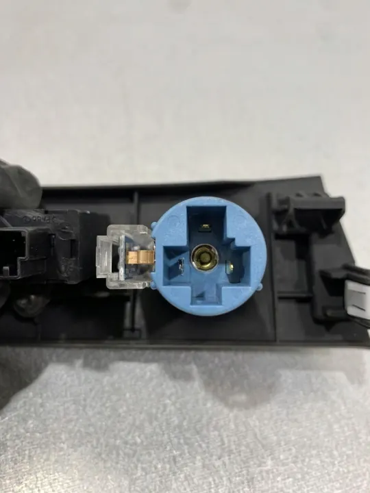 Enchufe USB Alfa Romeo OEM 00505493820 - Usado image 7