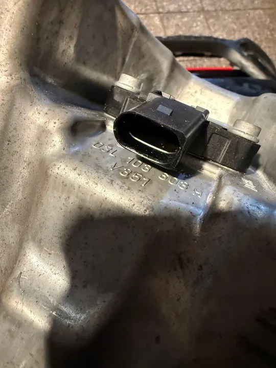 VW Oljetank 2.0 TDI Begagnad OEM 03L103603H image 4