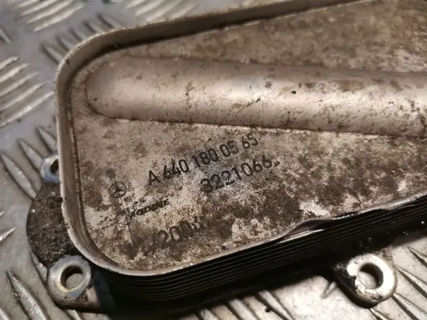 Refrigerador de aceite motor Mercedes-Benz OEM 6401800565 image 4