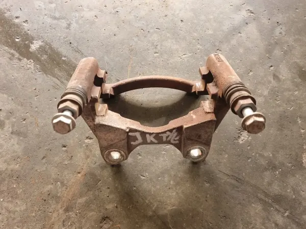 Yugo de sujeción trasero OEM 159538 para Jeep Wrangler JK image 2