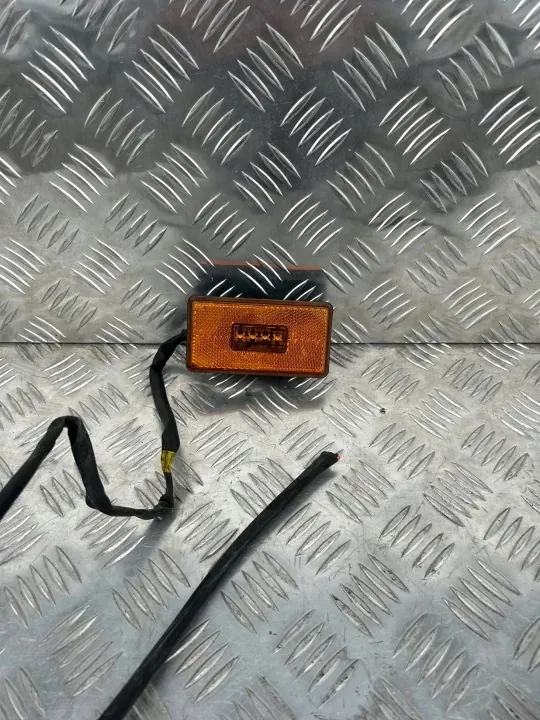 Luz lateral Scania OEM 2052119 - Usado image 2