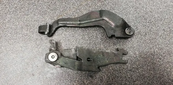 Suzuki Baleno I takaosan jarrupalojen levitin OEM image 3