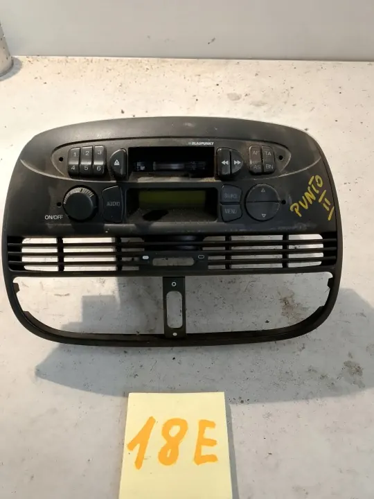 Cassetteradio OEM Fiat Punto II Blaupunkt met Frame image 2