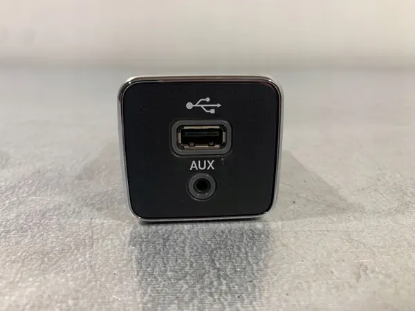 Port USB Jeep Compass OEM FBZ18520 - Occasion image 2