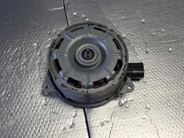 Suzuki Celerio Jäähdytinpuhallinmoottori OEM 268000-6110 image 3