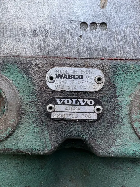 Volvo FH4 Air Compressor 22101753 image 3