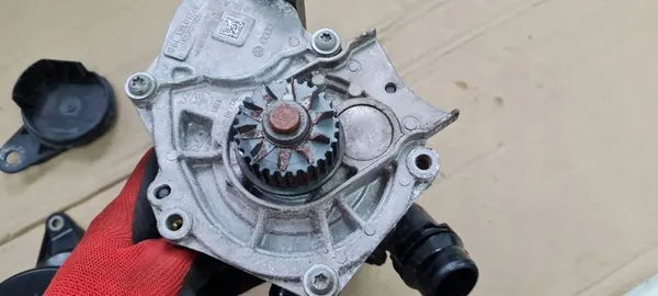 Vattenpump Audi A4 S4 B9 06L121111N image 7