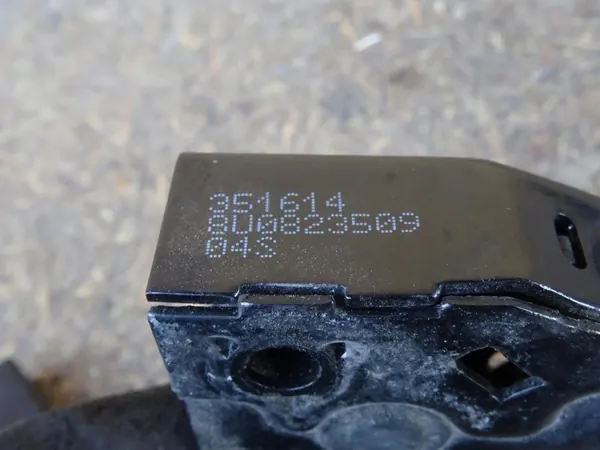 AUDI Q3 8U 11-18 Motorhuvudslås Mikrobrytare 8U0823509 image 3