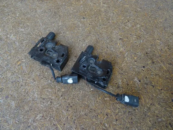 AUDI Q3 8U 11-18 Motorhuvudslås Mikrobrytare 8U0823509 image 4