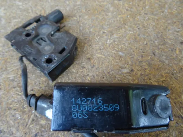 AUDI Q3 8U 11-18 Motorhuvudslås Mikrobrytare 8U0823509 image 5