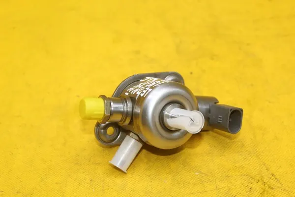 Alkuperäinen polttoainepumppu 1.8 TFSI VW Audi Skoda 06K127025E image 2