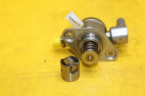 Alkuperäinen polttoainepumppu 1.8 TFSI VW Audi Skoda 06K127025E image 3