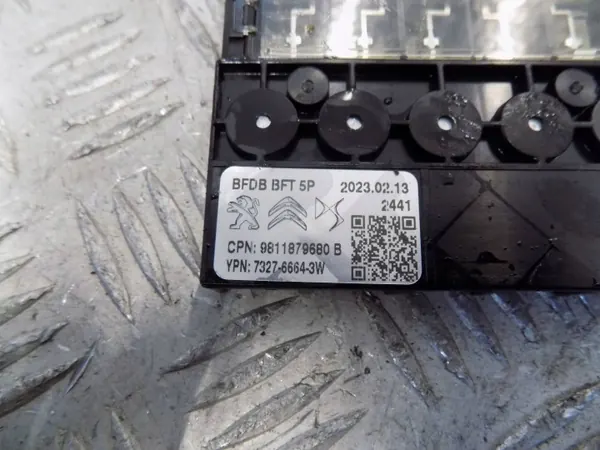Caixa de fusíveis Citroen OEM 9811879680B - Usado image 3