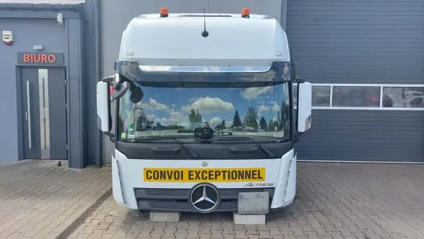 Mercedes Actros MP4 Giga Space Cabine OEM A0006000101 image 2
