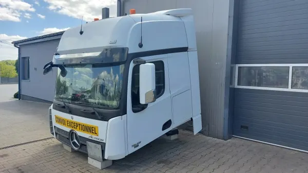 Mercedes Actros MP4 Giga Space Cabine OEM A0006000101 image 3