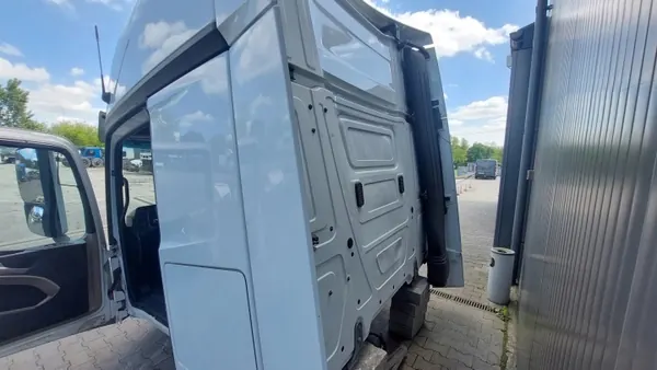 Mercedes Actros MP4 Giga Space Cabine OEM A0006000101 image 4