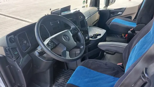 Mercedes Actros MP4 Giga Space Cabine OEM A0006000101 image 6