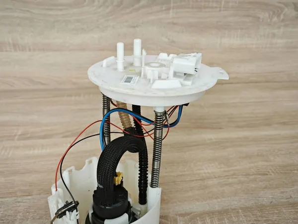 Polttoainepumppu Chevrolet Cruze Orlando 2.0 VCDI OEM 13504149 image 2