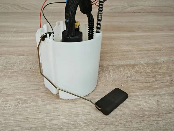 Polttoainepumppu Chevrolet Cruze Orlando 2.0 VCDI OEM 13504149 image 3