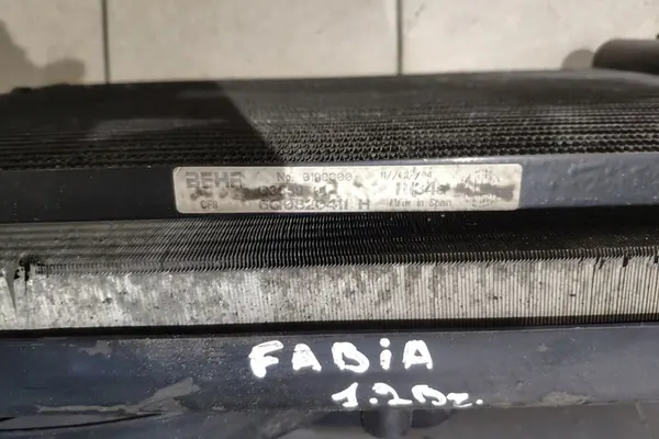 Radiador SKODA FABIA I 1.2L gasolina 2005 image 7