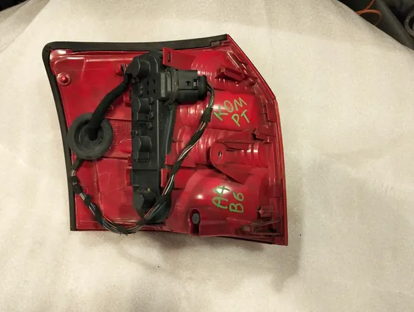 Audi A4 B6 Avant Lámpara Trasera Derecha 8E9945096A image 3