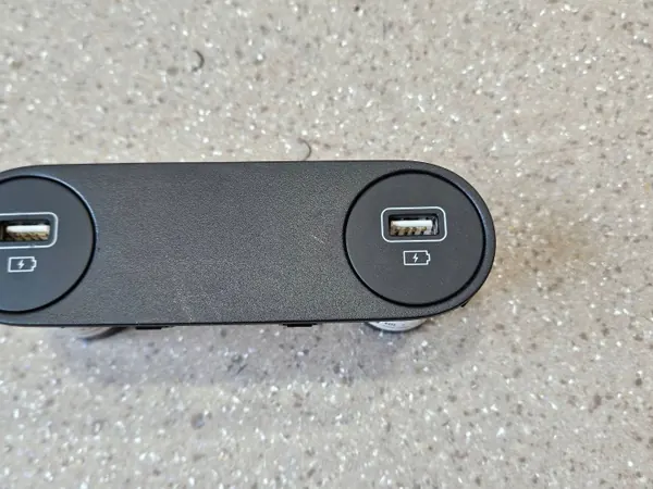 Hyundai Ioniq 5 Etu-USB-portti OEM 84673GI000 image 3